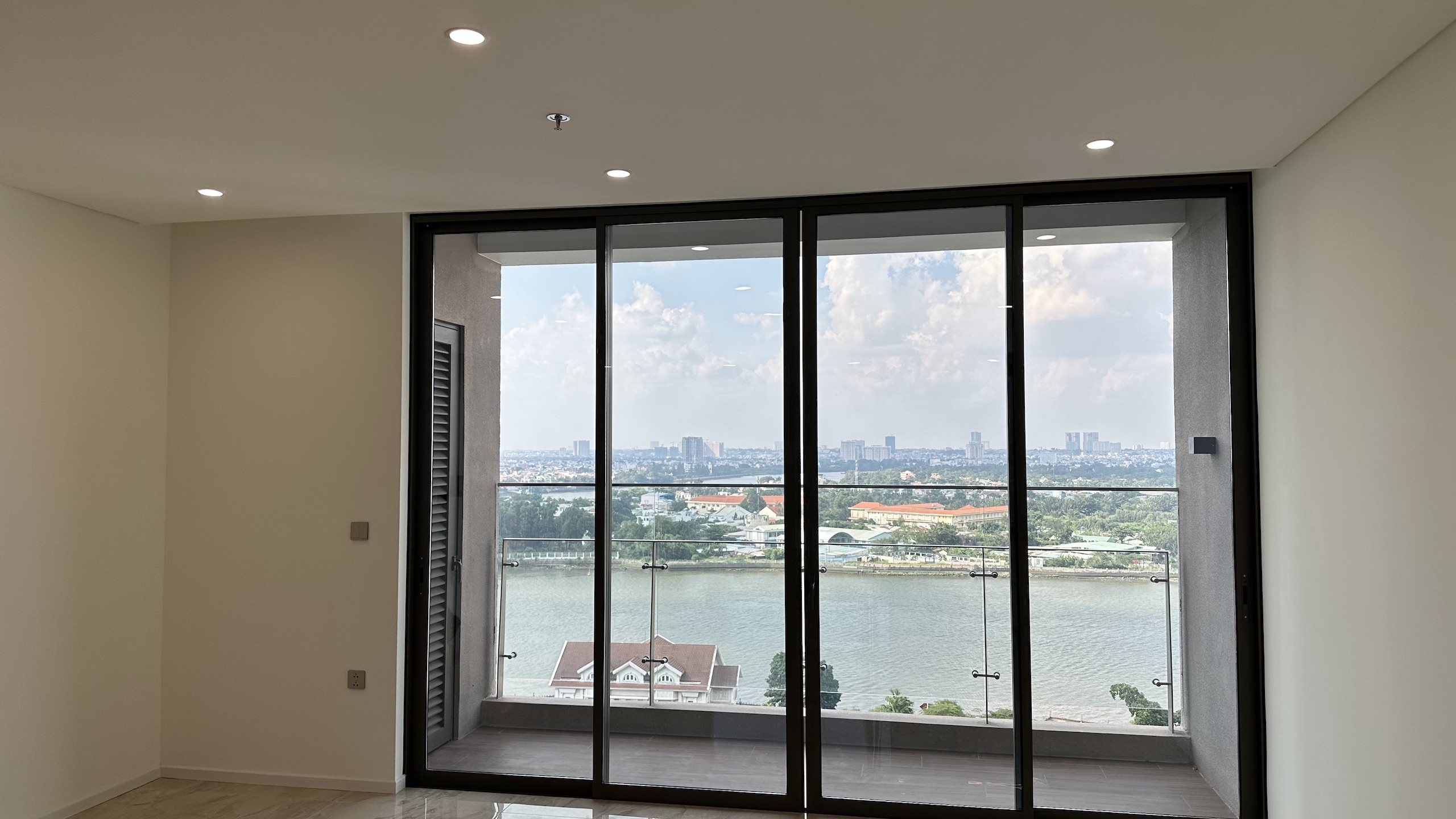 Cho thuê căn hộ 2 phòng ngủ Thảo Điền Green 83m2, ntcb, view sông, giá thuê 33 triệu 1 tháng
